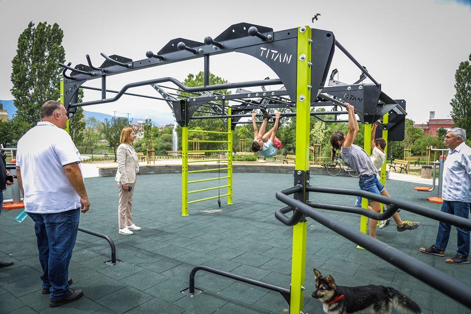 Готова е новата площадка за фитнес в парк "Дружба"