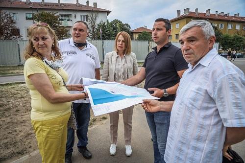 Кметът на София провери обновяването на парка край езерото в Дружба