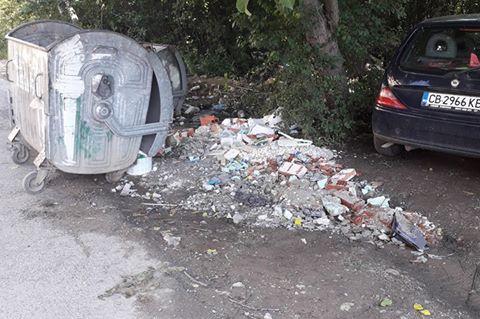 Дупки и боклуци по ул. Христо Фотев в Люлин-център