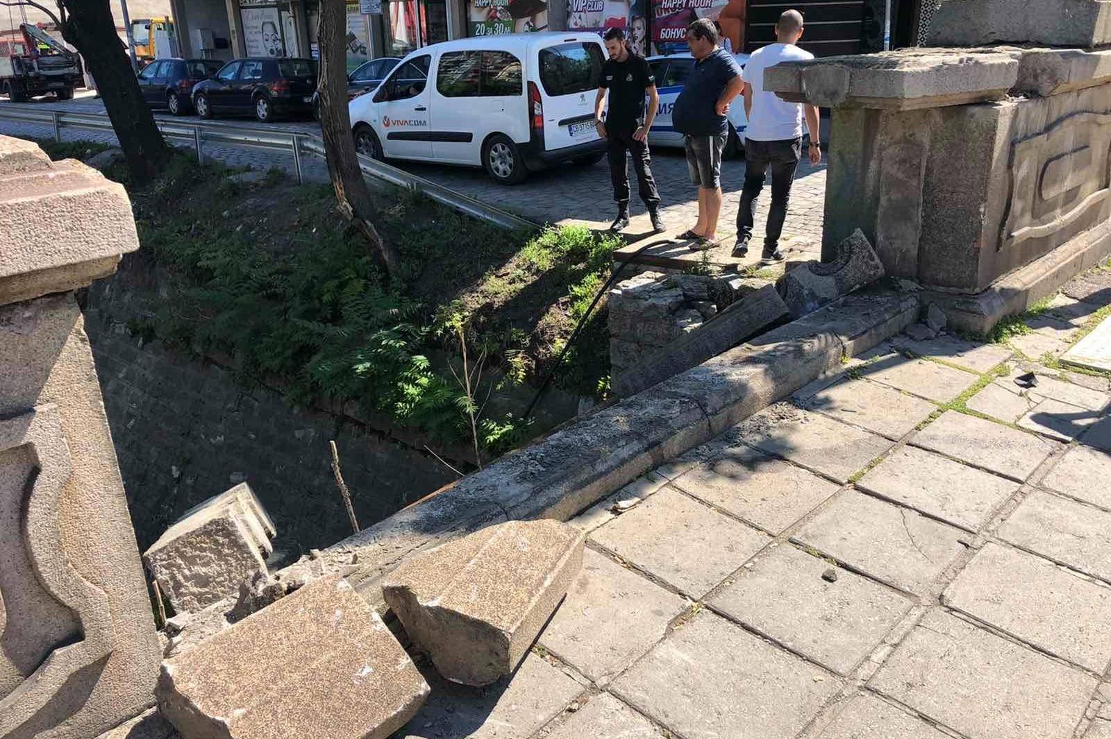 Врачанска кола катастрофира на моста на "Стамболийски" и "Ив. Иванов"
