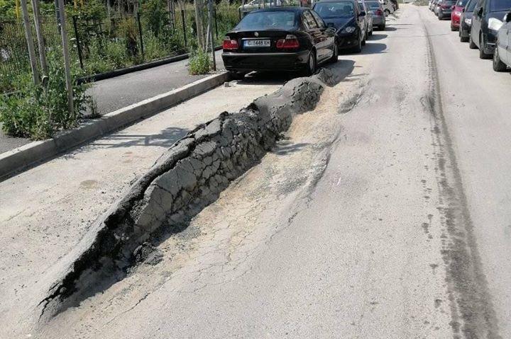 Пътят се разцепи, асфалтово цунами на улица в Манастирски ливади