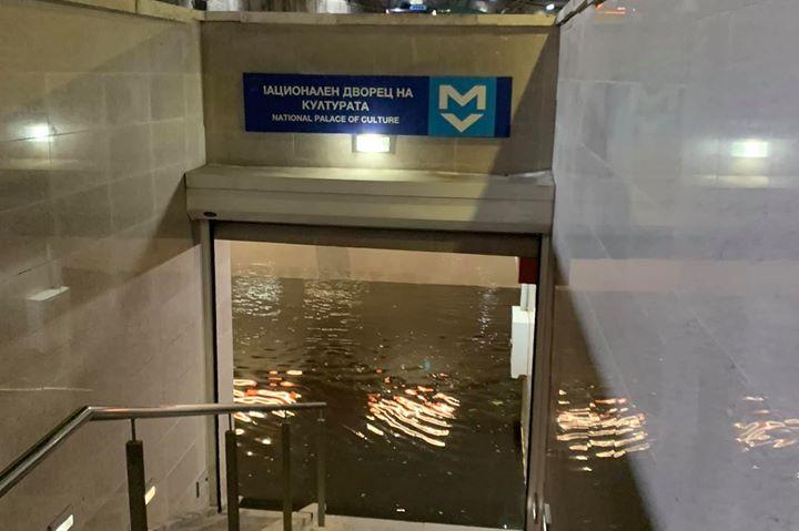 Подлезът и метростанцията на НДК станаха басейни