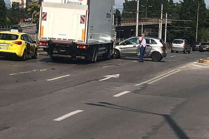Кола и камион катастрофираха на Ботевградско шосе