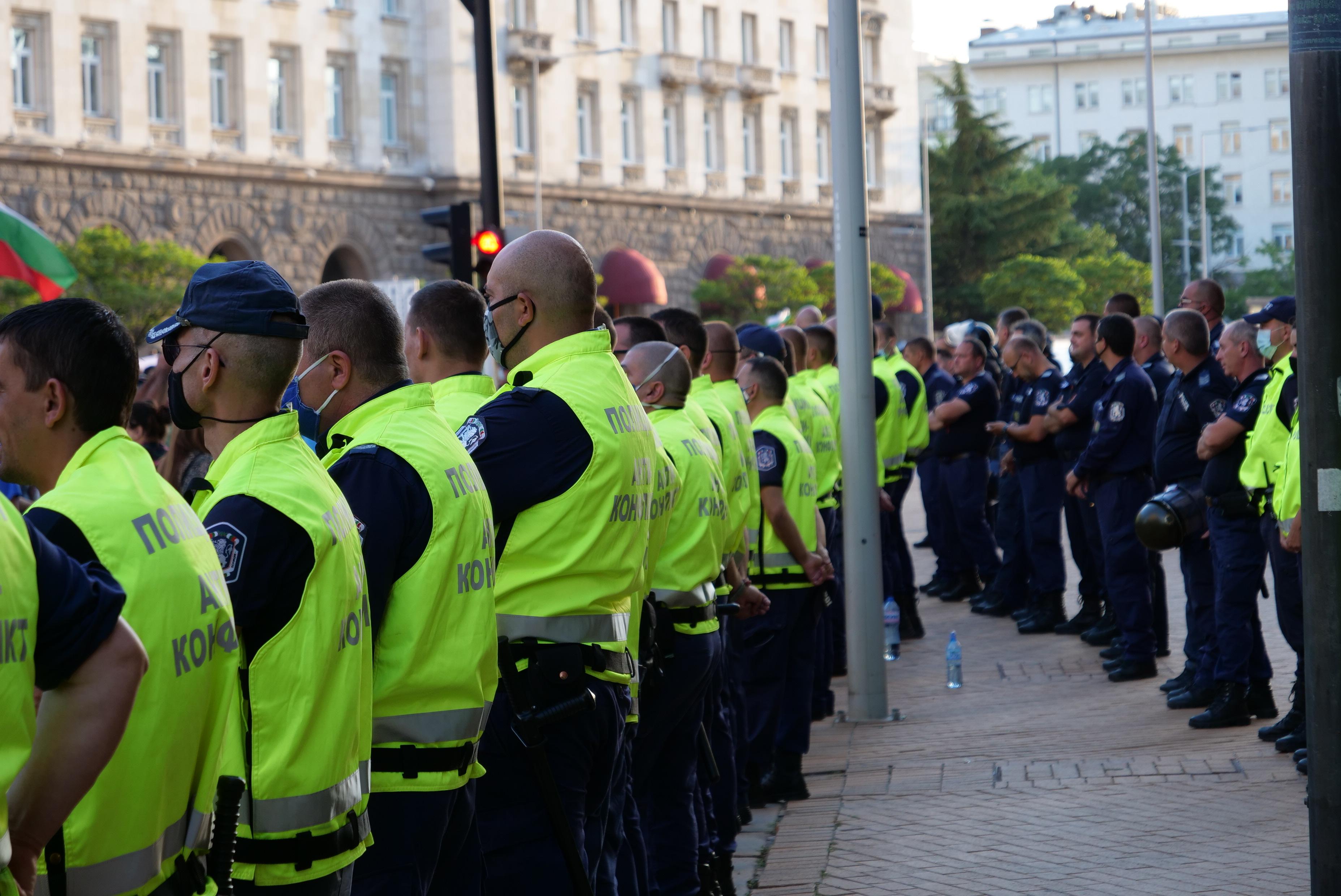 След снощните протести в София: 8 задържани, в двама са намерени наркотици