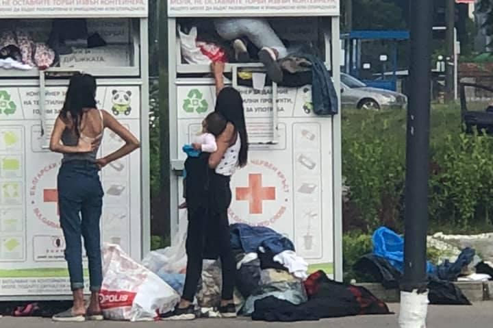 Роми си "пазаруват" от  контейнер за текстилни отпадъци в Люлин