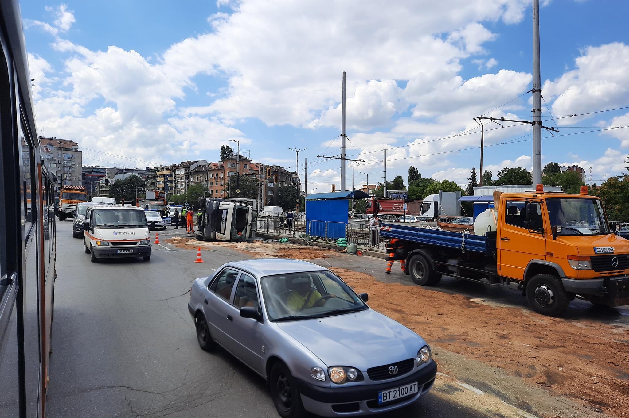 Камион се обърна в Сухата река, затруднено е движението по Ботевградско