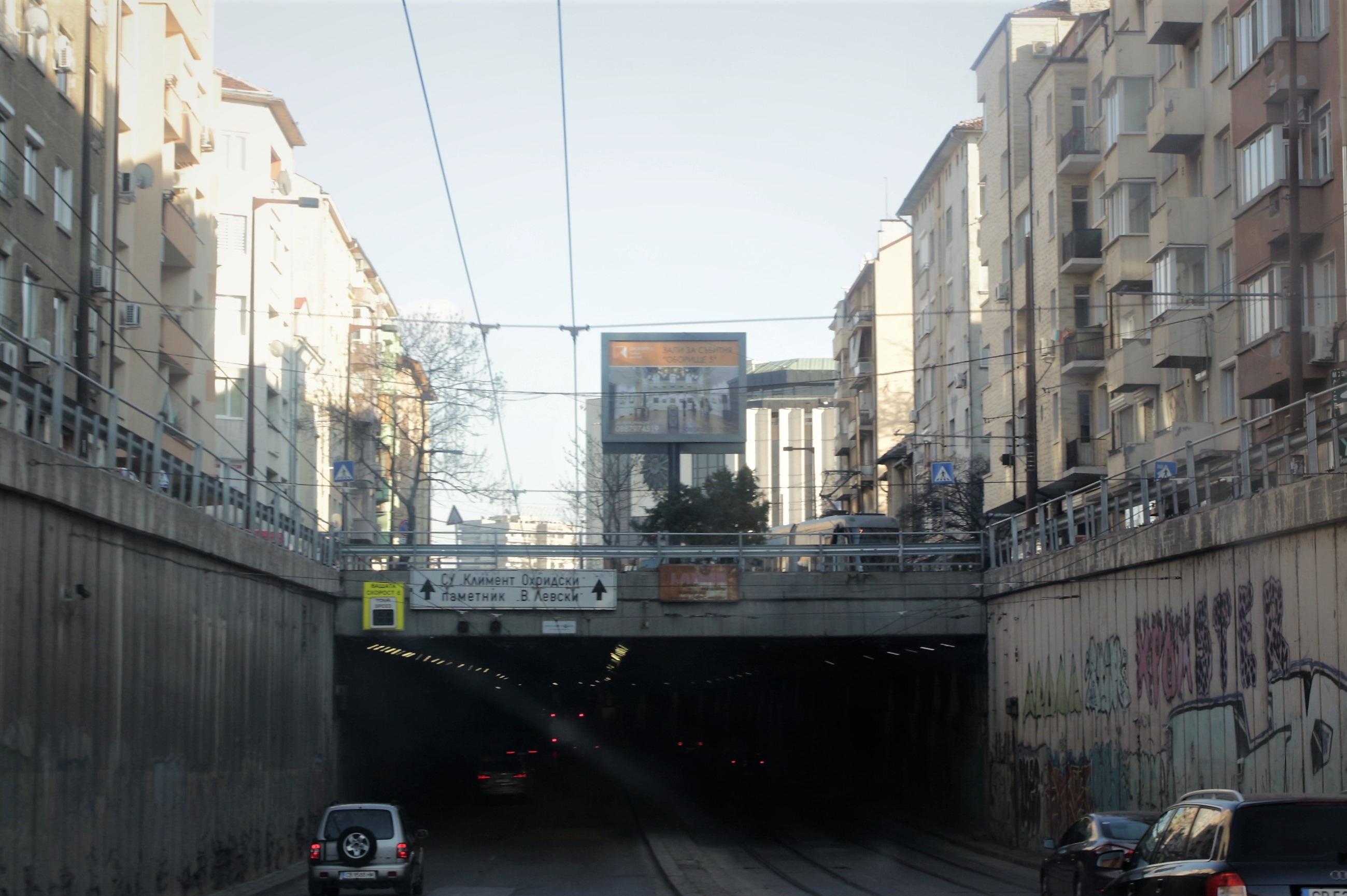 Мият "Скобелев", затваря се за движение тунела на НДК