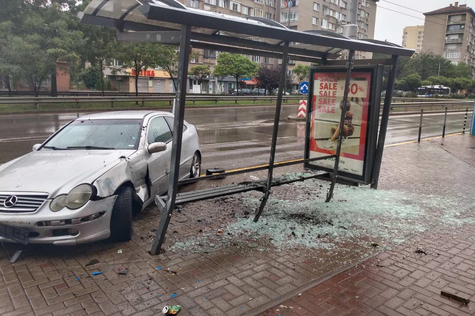 "Мерцедес" се заби в спирка на градския транспорт на бул. "Акад.Иван Гешов"