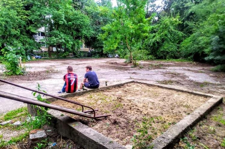Футболни фенове, спортисти и местни изчистиха градинка в Лозенец