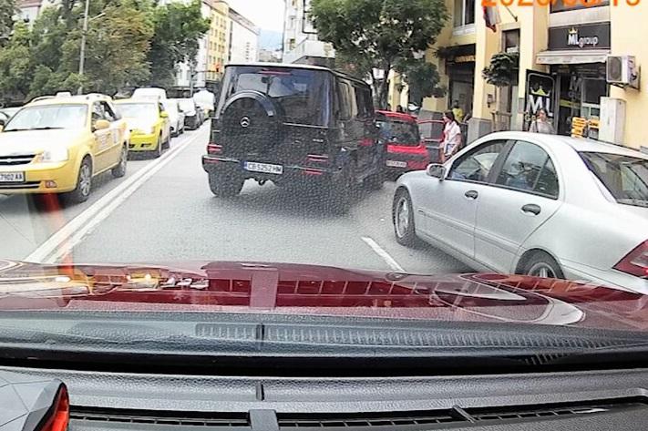 Съдът остави в ареста мъжа с G класата, който блъсна кола в София