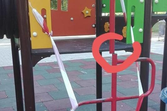 Идиоти режат с флекс пързалка в градинката на "Черковна"
