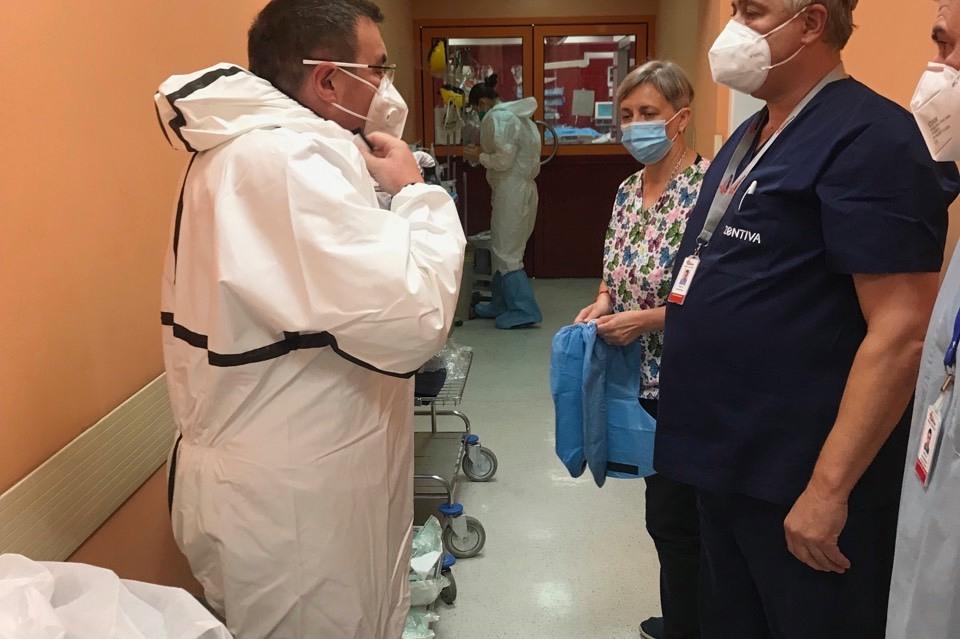 Здравният министър посети отделението за  COVID-19 на "Пирогов"