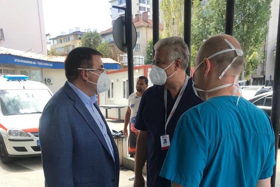 Здравният министър посети отделението за  COVID-19 на "Пирогов"