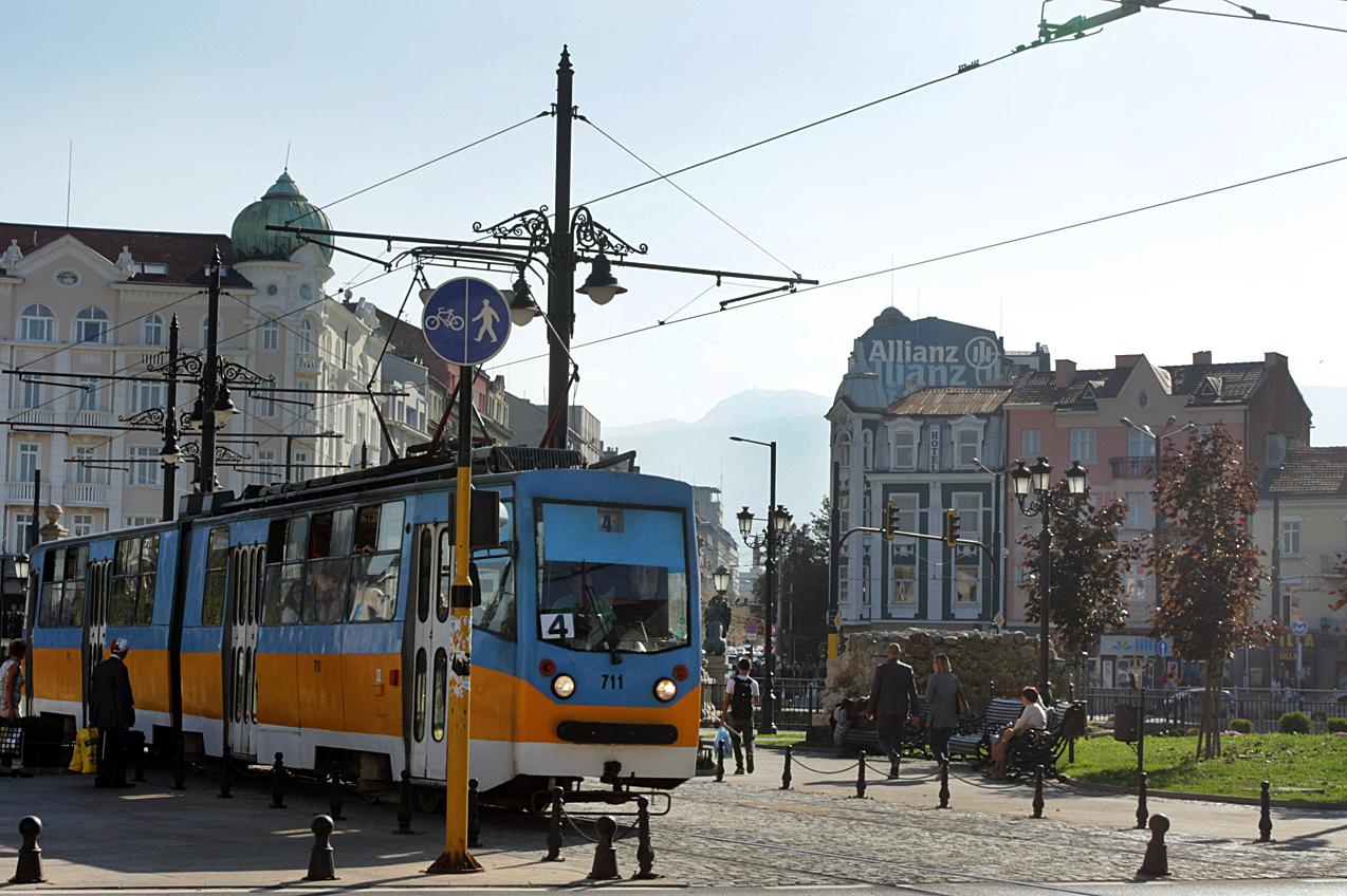 Трамвай петица удари човек до площад "Македония", променят движението и на 
