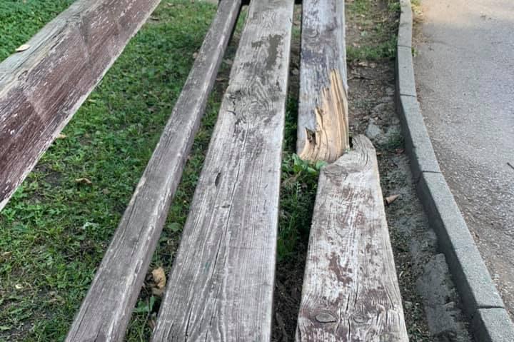 Кой изпочупи пейките в голямата градинка в Лагера