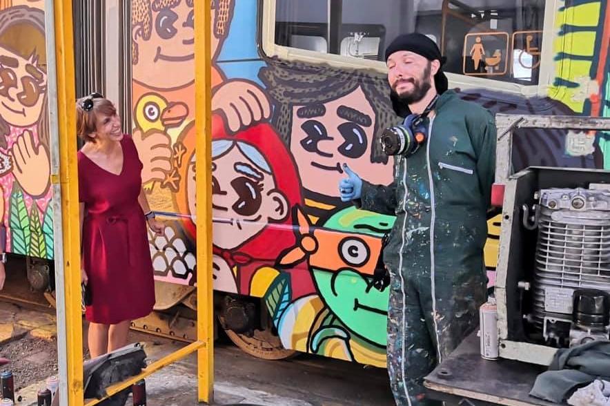 Алекси Иванов рефрешна трамвай със "Сто-лица" и цветни персонажи