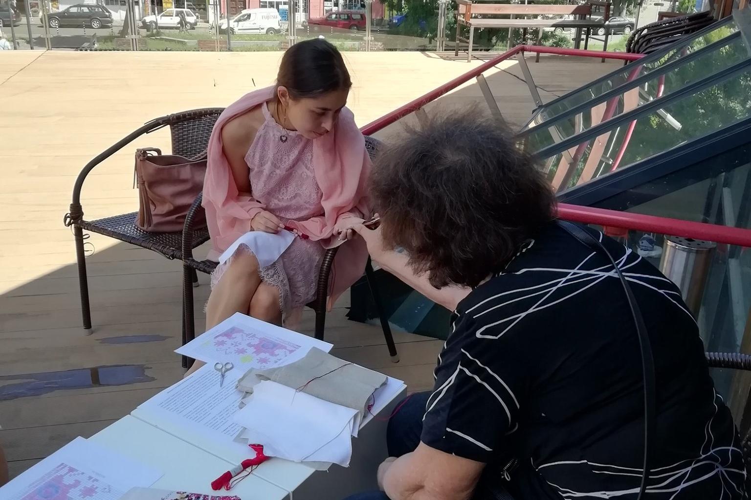 Български шевици везаха в галерия "Сердика" на Женския пазар