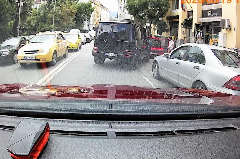 Мъжът с G класата, който блокира кръстовище в София и удари кола, е задържа