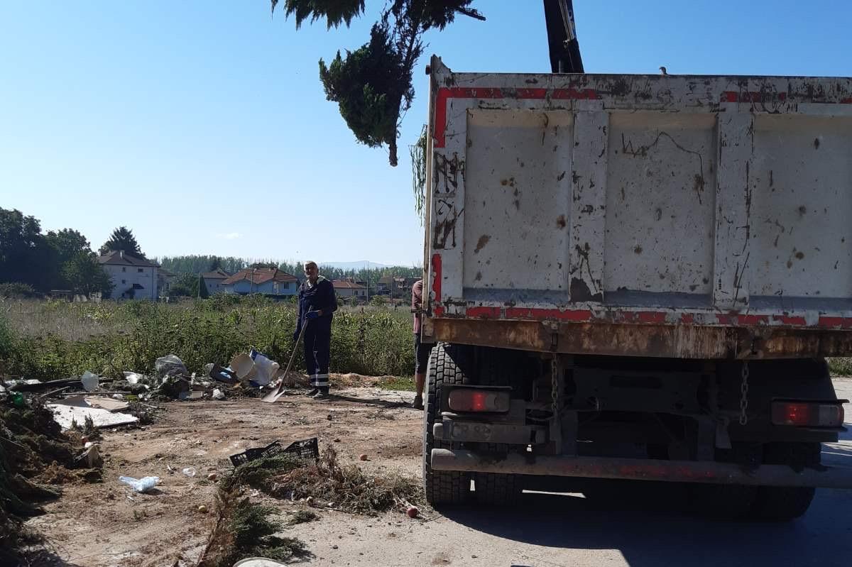Извозиха зелените отпадъци от огражденията в "Кремиковци"