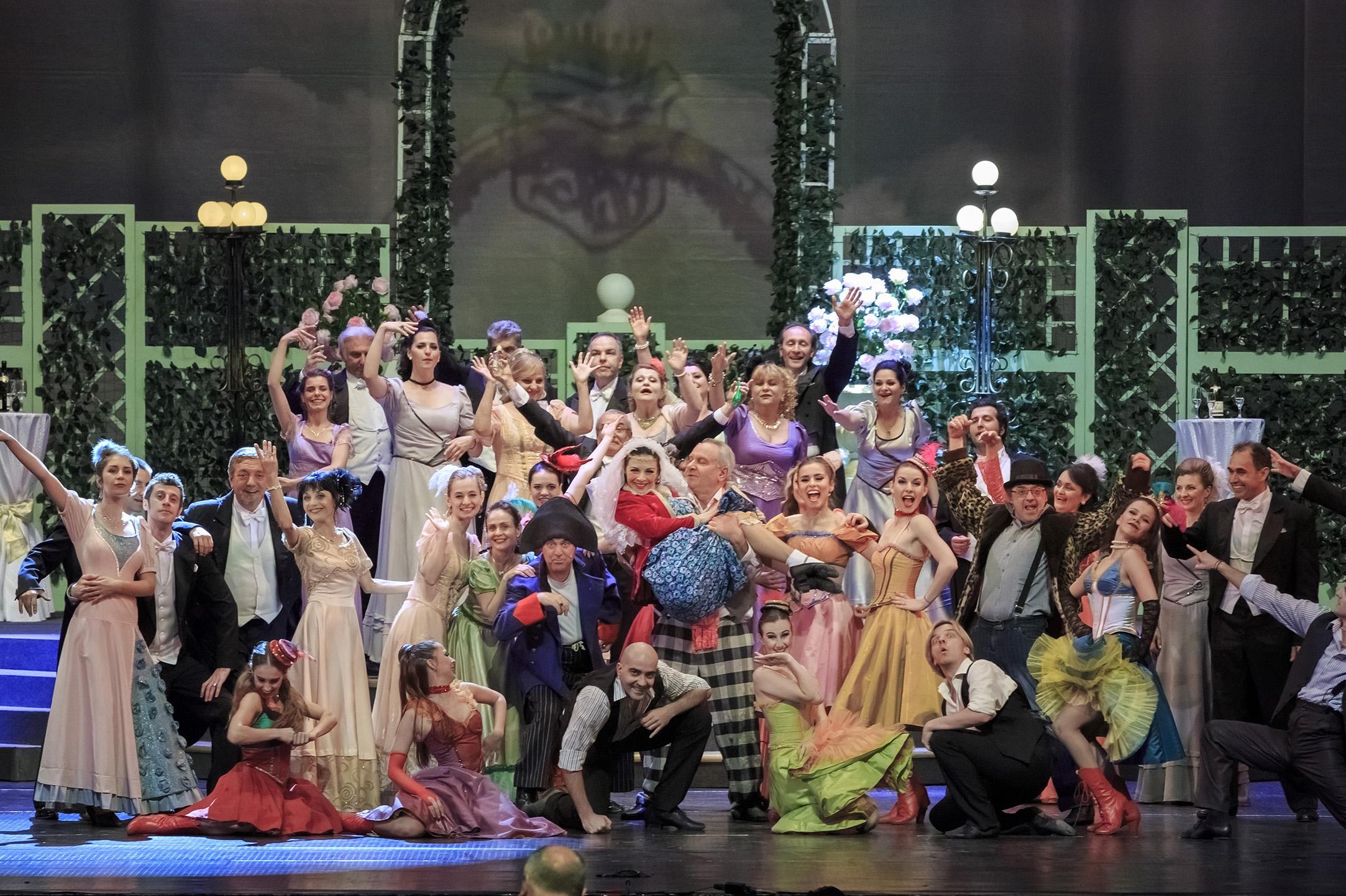 Оперетата става цирков манеж през новия сезон: Артисти пеят, докато се люле