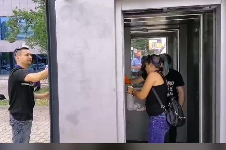 Добротворци: "Безумията в София" и Столичен инспекторат лъснаха асансьора н