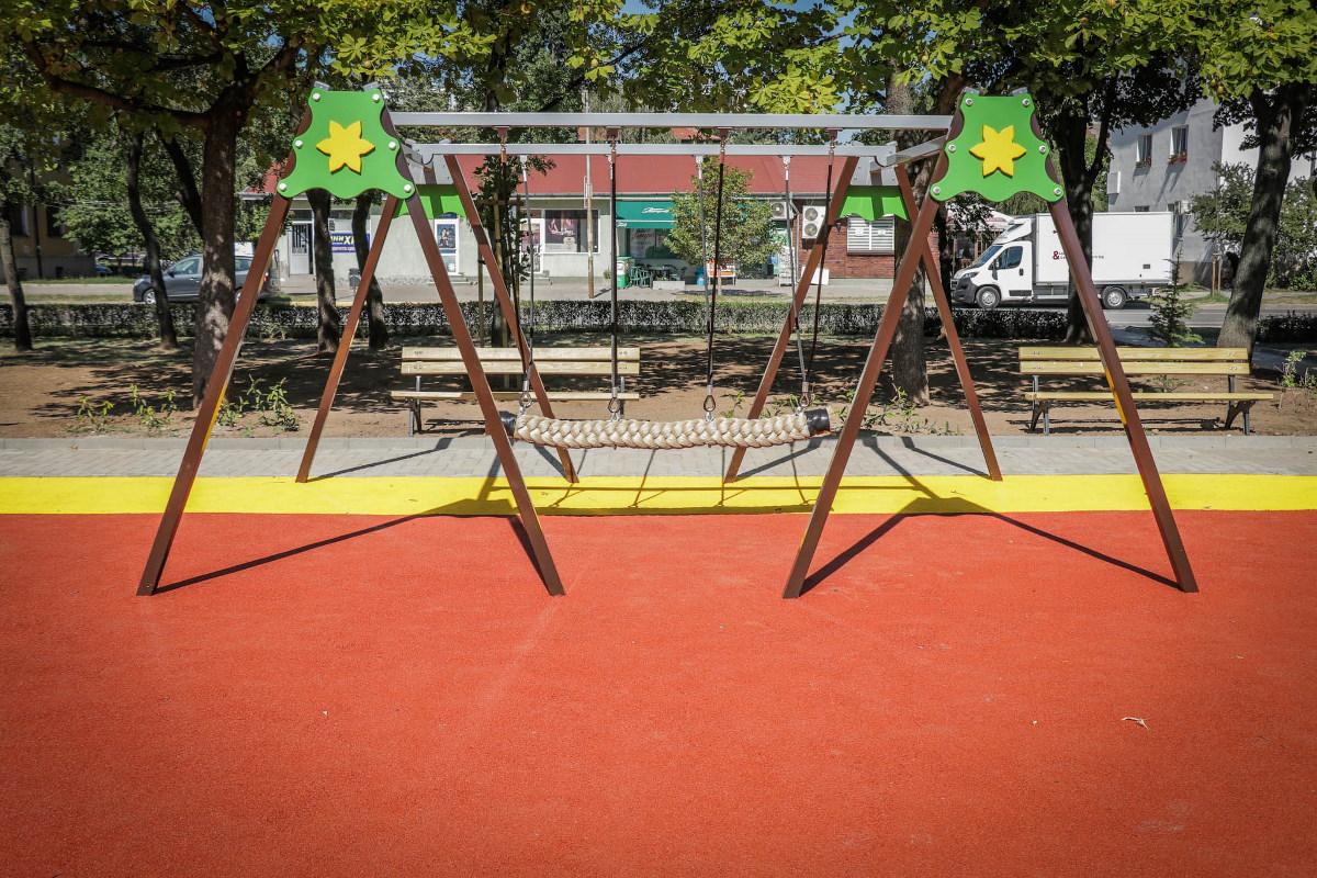 Обновена и модерна площадка радва децата в парка край езерото в Дружба