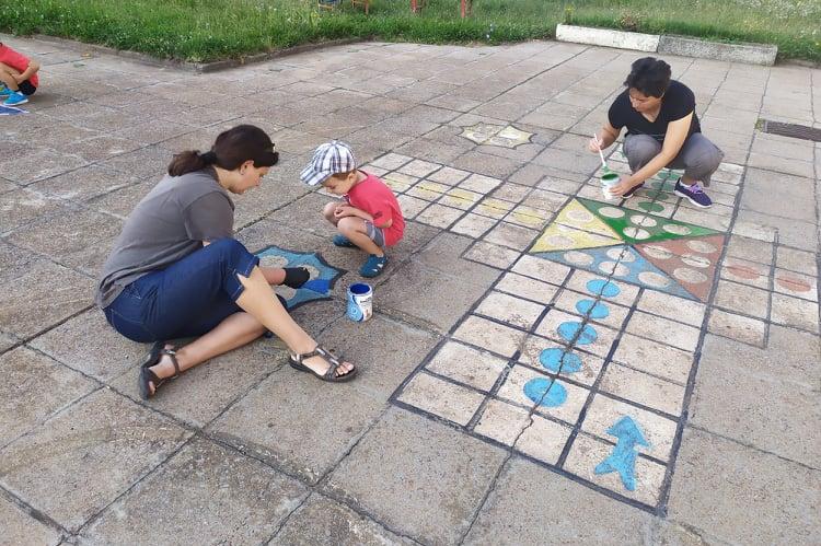 Родители изрисуваха игри на детската площадка в 177 ДГ "Лютиче"