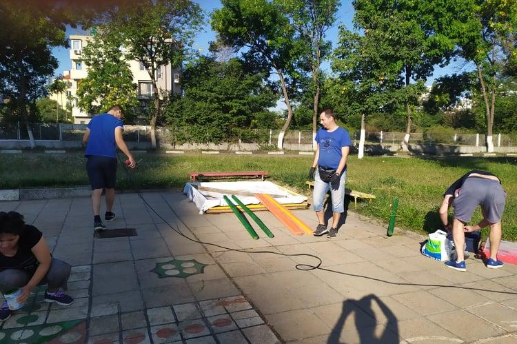 Родители изрисуваха игри на детската площадка в 177 ДГ "Лютиче"
