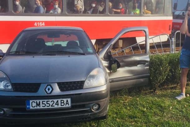 Смолянска кола разби метална преграда и се спря на трамвайните релси на Бот