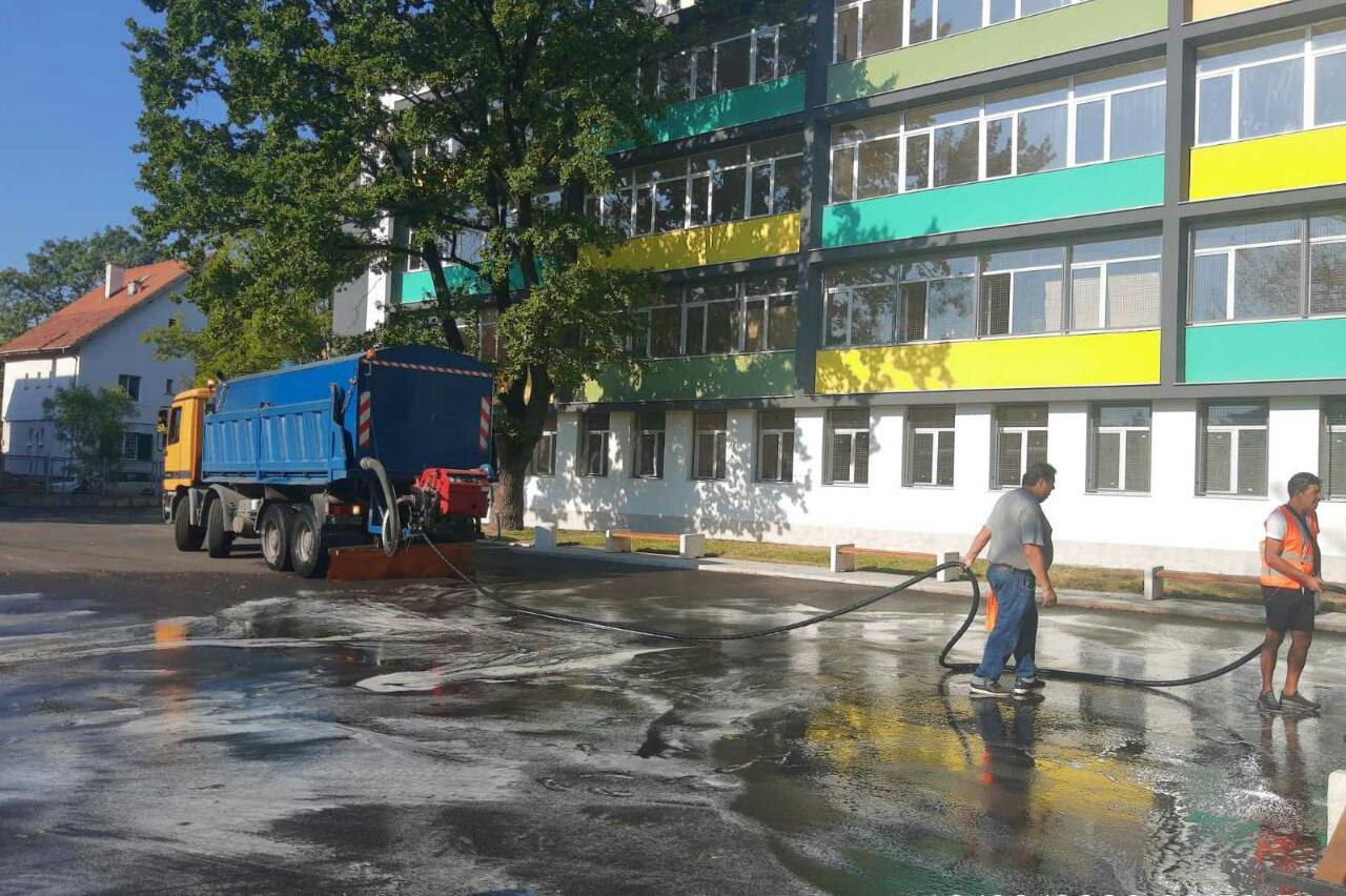 Измиха и дезинфекцираха училищните дворове в 4 района на столицата