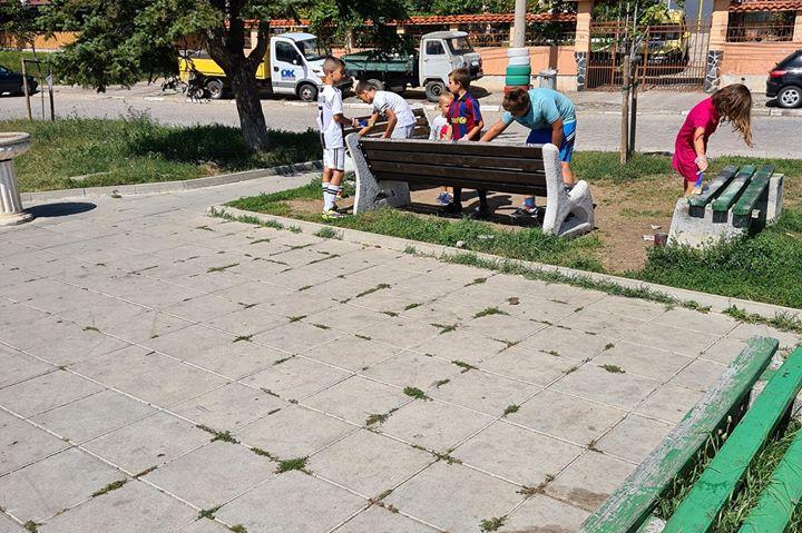 Млади и стари пребоядисват пейките в Иваняне