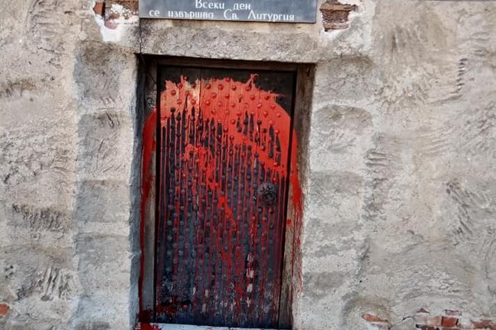 Разбра се кой заля с червена боя храма "Света Петка Самарджийска"