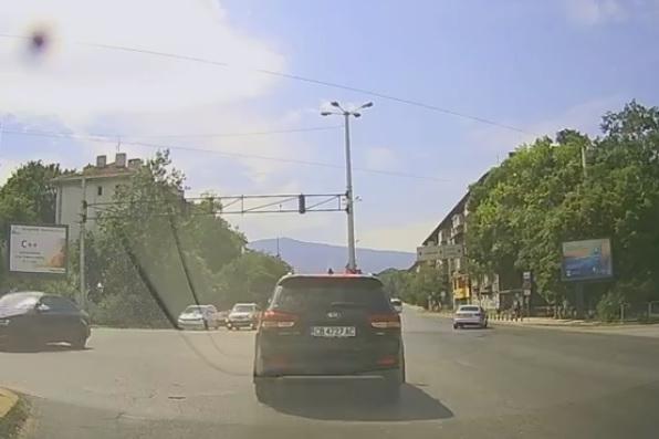 Спаси София: Колата на Тити Папазов пак минава на червено в София