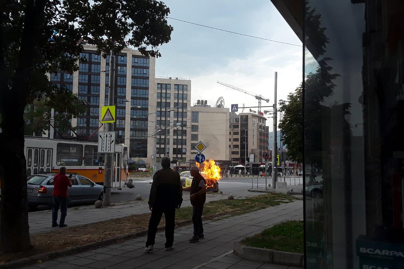 Такси пламна след удар с трамвай на "Черни връх"