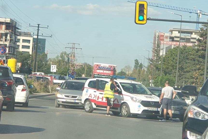 Линейка и "Хонда" катастрофираха при "Парадайс"