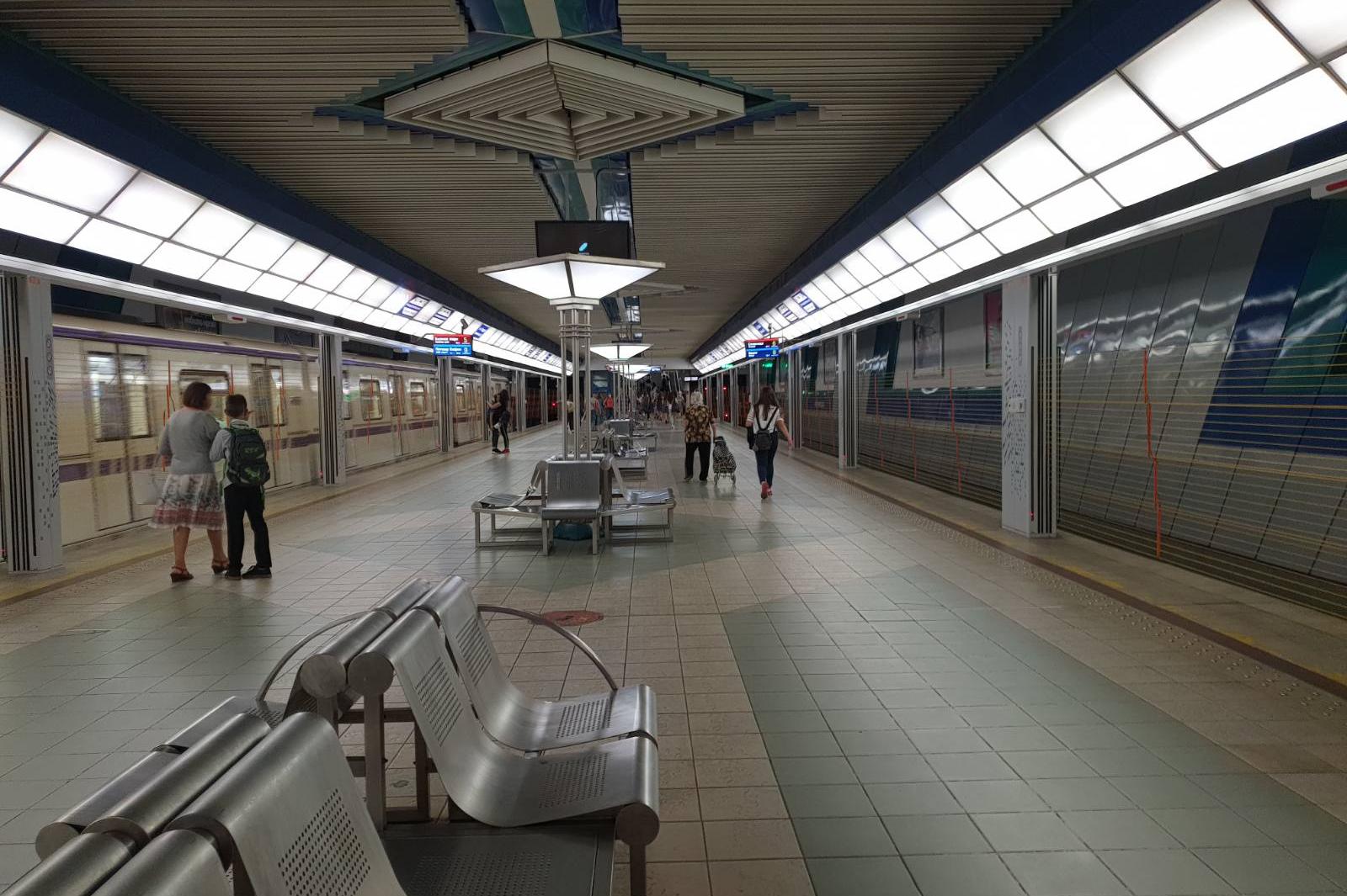 Поставиха предпазни врати на две станции на метрото от първата линия