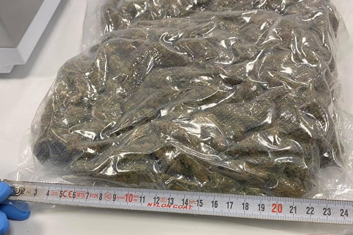В София спипаха над 3 килограма марихуана, скрита в диспенсър за вода (СНИМ