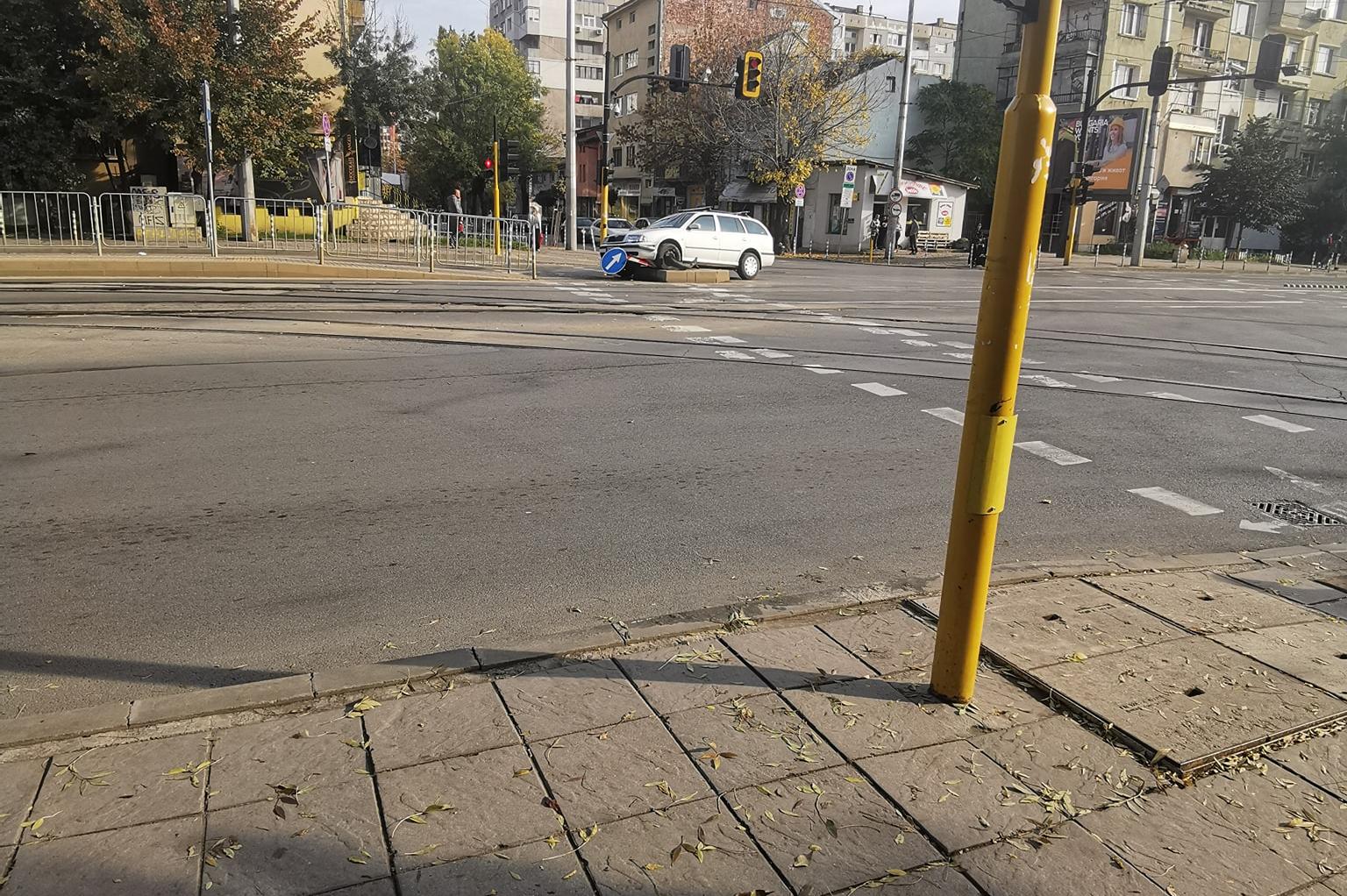 Автомобил катастрофира на кръстовището на Константин Величков и Симеон