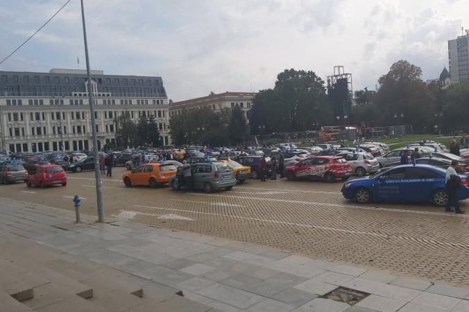 Протест на автоинструкторите затвори "Цар ОСвободител", след 16.00 отварят 