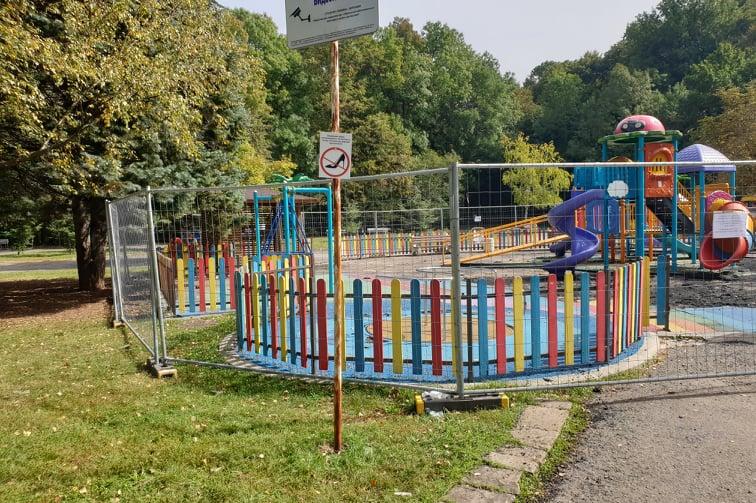 Подменят настилката на дарената от Азбукари детска площадка в Южния парк