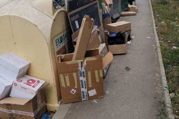 Столичани затънаха в боклуци в Студентски град (СНИМКИ)