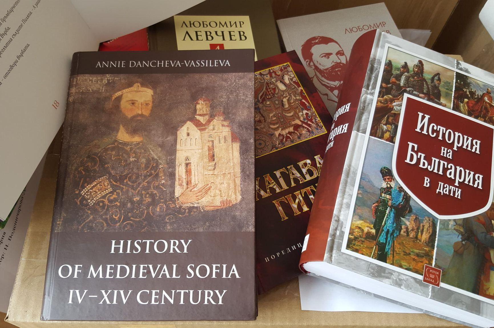Столична община дарява 3500 книги на 60 училища в София