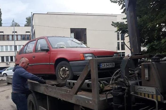 Окончателно разчистиха "Триадица" от изоставени автомобил