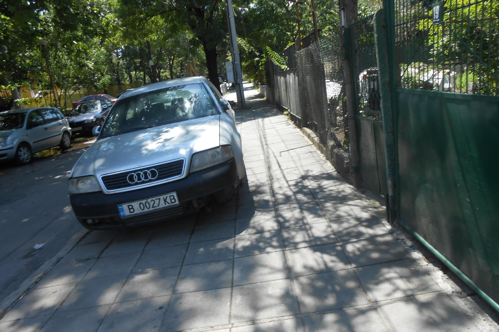 Живеещи в "Хаджи Димитър": Върнете тротоарите на пешеходците!