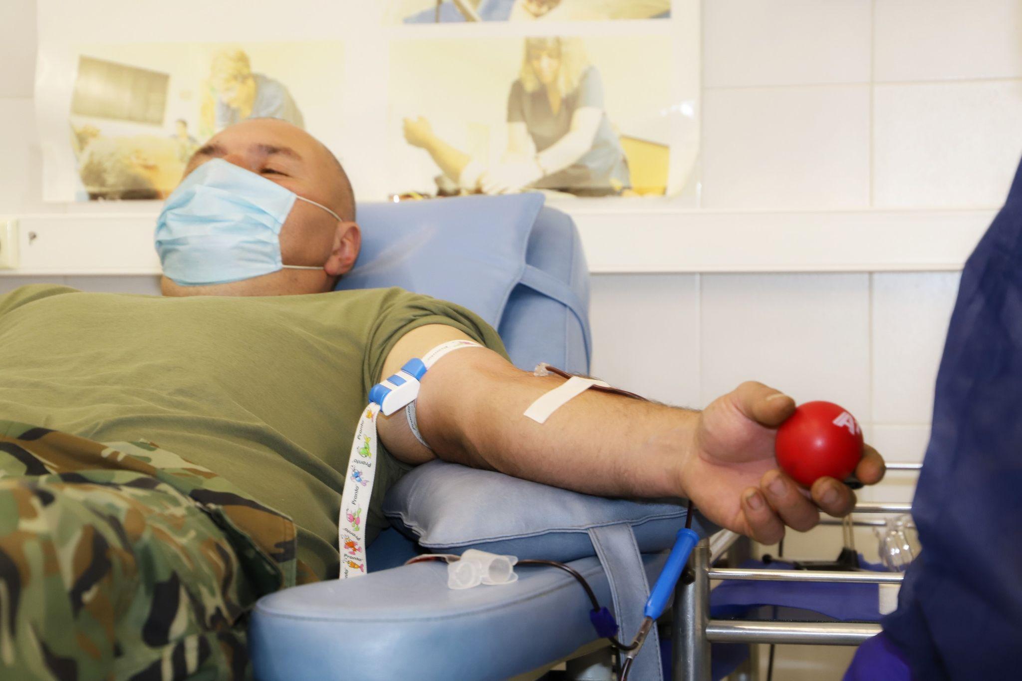 Близо 400 военни дариха кръв в София (СНИМКИ)