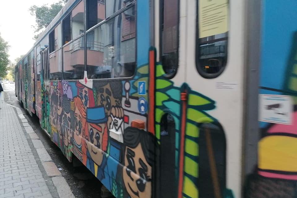 Изрисуваха трамвай със сто лица (СНИМКИ)