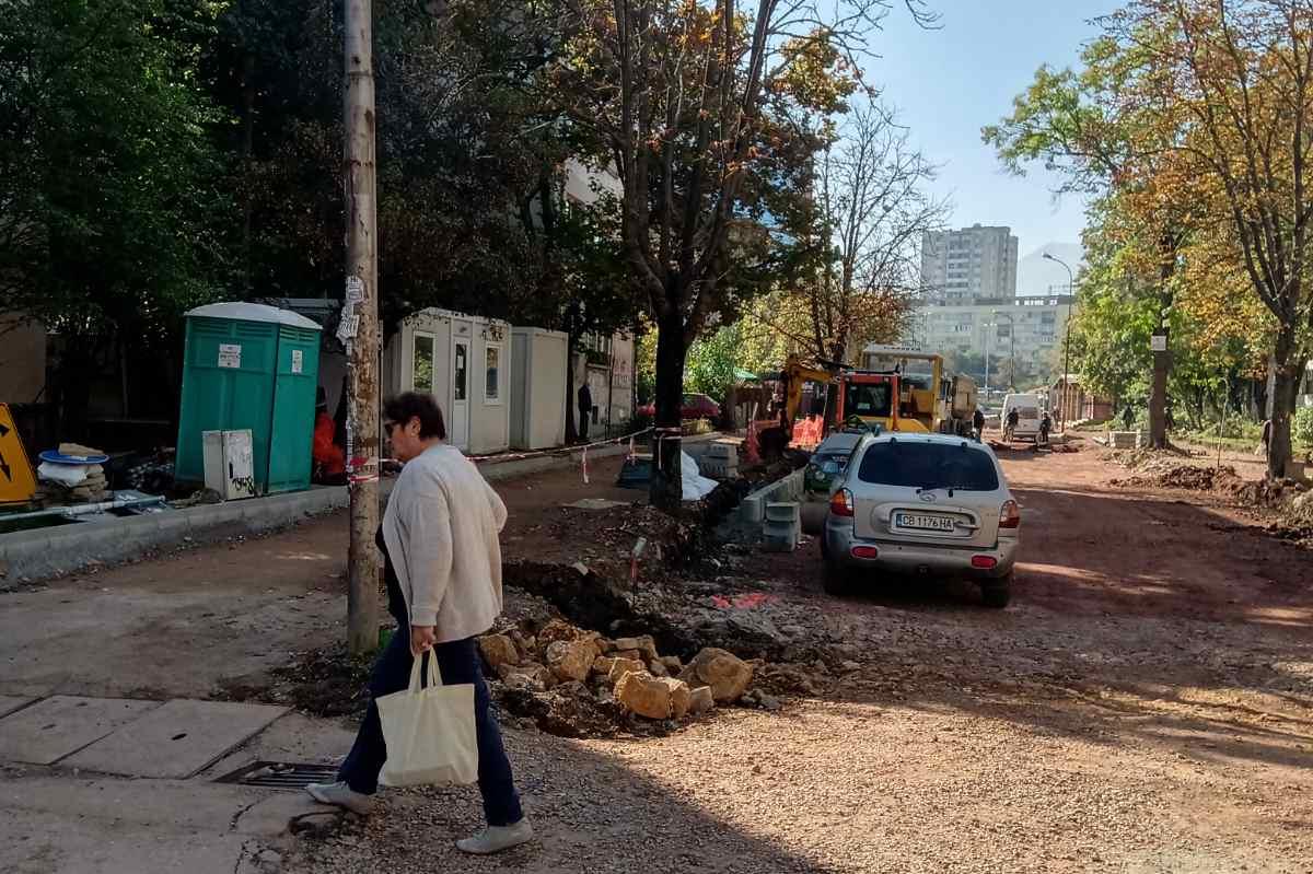 Глобиха фирма в Слатина заради строителна ограда (СНИМКИ)