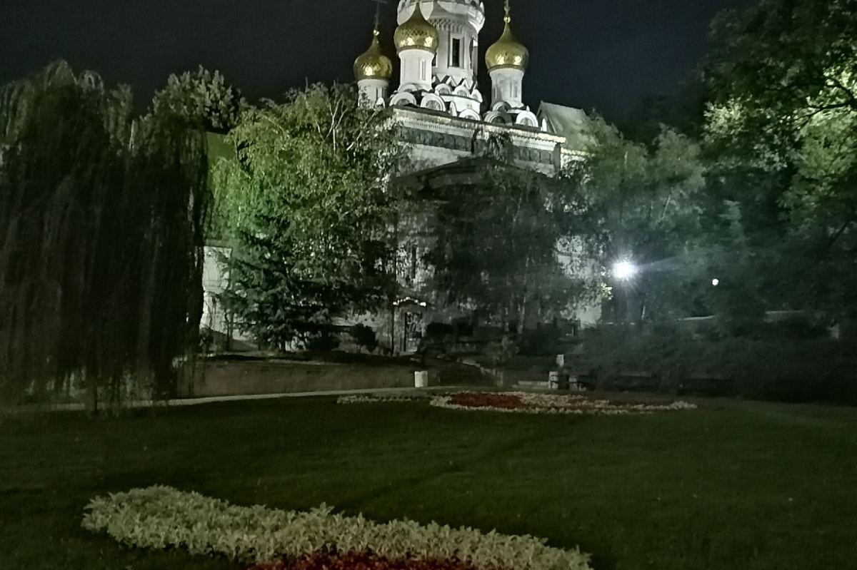 Монтирани са 12 нови енергоспестяващи лампи в градинката до Руската църква