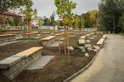 Засадиха над 30 растителни  вида на новата площадка в парк „Дружба“