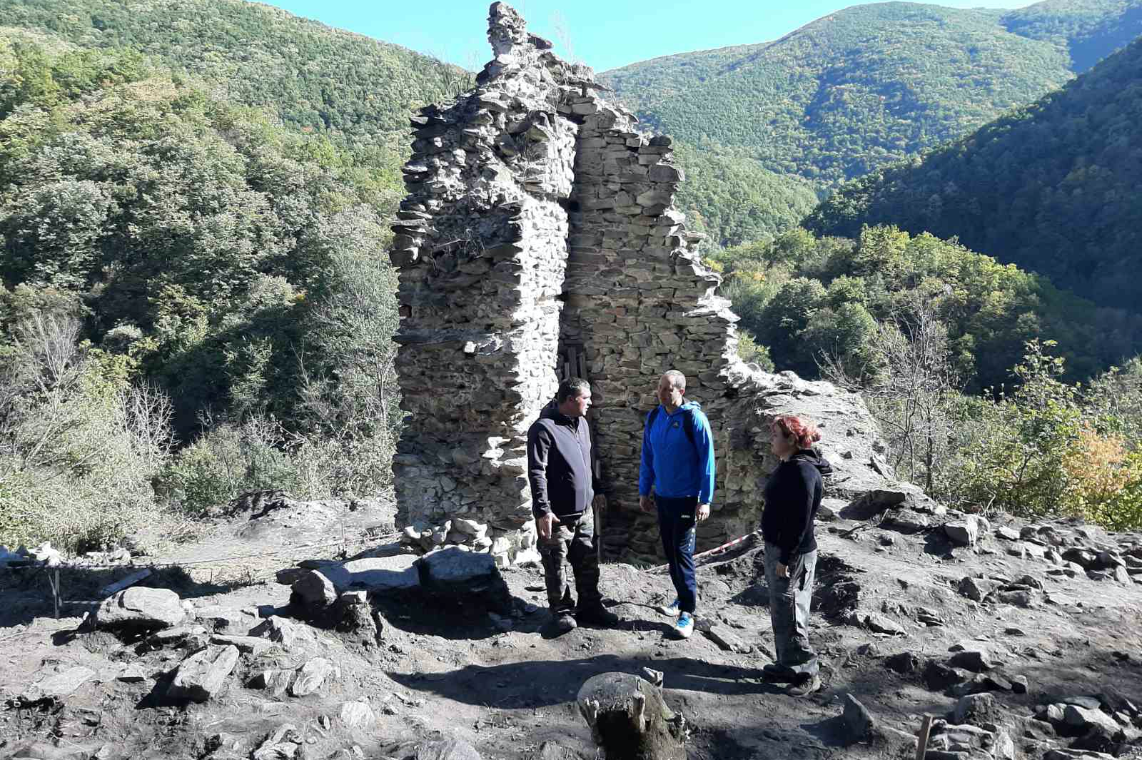 Откриха къща с огнище за преработка на желязна руда на Кокалянски Урвич